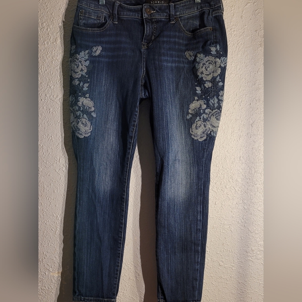 TORRID Vintage Inspired Floral Embroidered Skinny Jeans Size 14 Reg